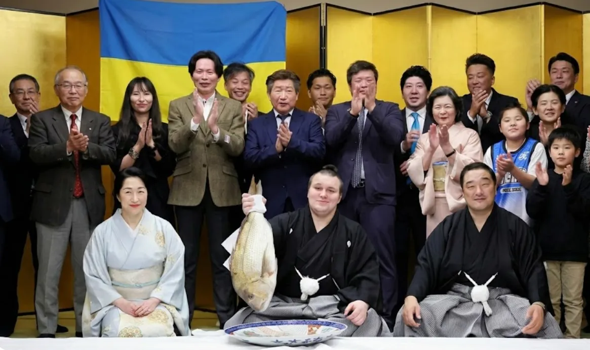 Aonishiki Arata celebration with Ukrainian flag and supporters